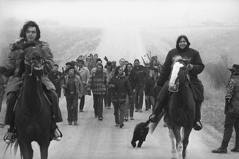 On February 27, 1973, some 250 Sioux Indians led by members of the American Indian Movement converged on South Dakota’s Pine Ridge Reservation, launching the famous 71-day occupation of Wounded Knee. Read more at http://indiancountrytodaymedianetwork.com/2015/02/27/13-images-remembering-occupation-wounded-knee-159145: American Indian Movement, Wounded Knee, Sioux Indian, Trail Of Tears, Wilde Westen, Native American Photos, Native American Peoples, Native American Heritage, Native American History