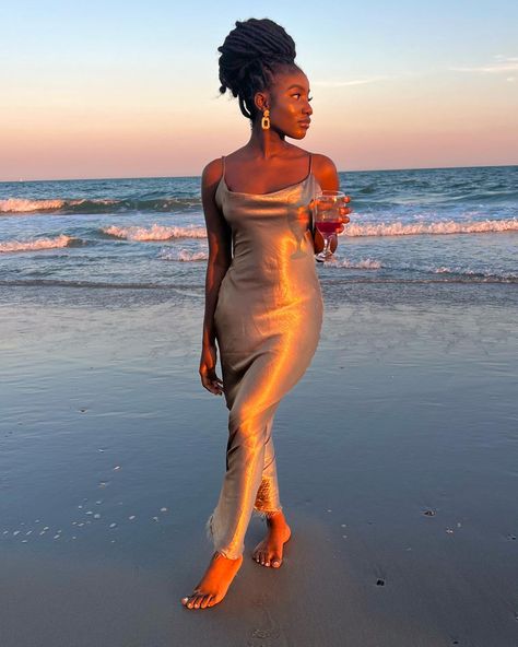 Glam Beach Photoshoot, Black Women Beach Photoshoot, Satin Photoshoot, Birthday Beach Pictures, Beach Birthday Photoshoot, Beach Photoshoot Aesthetic, Pictures At Sunset, Beach Sunset Photoshoot, Beach Dress Photoshoot