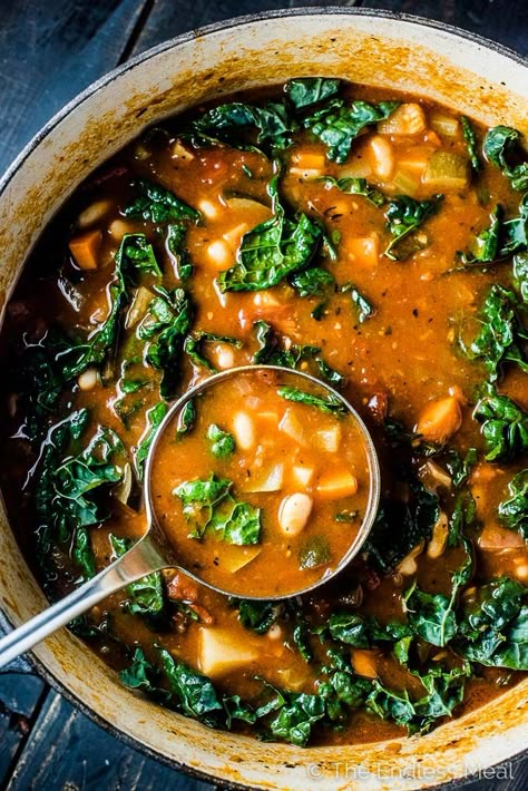 Best Minestrone Soup, Best Minestrone Soup Recipe, Sopa Minestrone, Tuscan Kale, Salad Kale, Clean Eating Vegetarian, Cheesy Potato Soup, Minestrone Soup Recipe, Healthy Weeknight Dinners