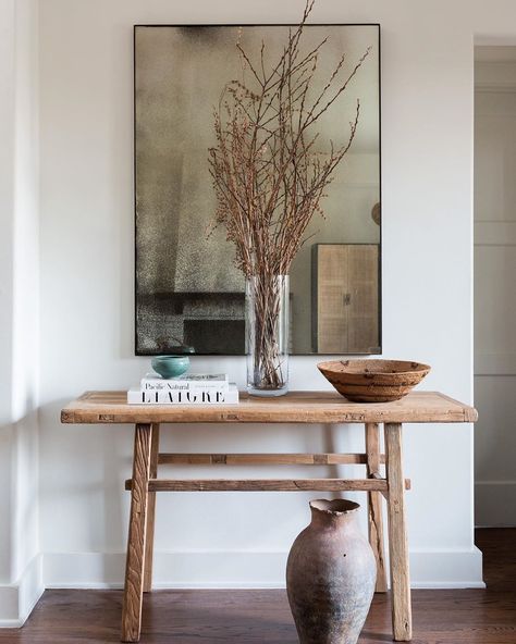 ALLISON OCHMANEK BOESCH on Instagram: “Making an entrance inside the family home of @cassidykateb and @sampage just featured in @archdigest 🤗 See link in bio for full tour! 📷:…” Natural Wood Console Table, Entry Table Decor, Console Table Styling, Console Table Decorating, Entrance Table, Entryway Table Decor, Small Entryways, Entry Tables, Foyer Decorating