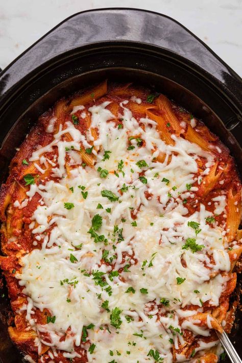 Crockpot Baked Ziti is a delicious and easy recipe that you can make in your slow cooker. This recipe only takes a few minutes to prepare, and it's a great weeknight dinner option.rn Crockpot Pulled Pork Recipes, Crock Pot Ziti, Meatless Baked Ziti, Red Pasta Sauce, Baked Ziti With Ricotta, Baked Penne Pasta, Crockpot Side Dishes, Slow Cooker Pasta Recipes, Crockpot Pasta Recipes