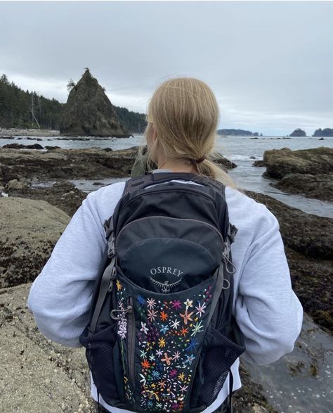 Granola Girl Backpack, Travel Backpack Aesthetic, Backpacking Outfits, Hiking Fits, Aesthetic Backpack, Backpack Outfit, Granola Girl, Hiking Outfit, Cute Friends