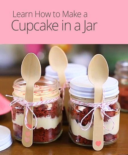 Cupcakes In a Jar Gift - Here's how to make those cute cupcakes in a jar - Mason Jar Cupcakes tutorial. Jar Cupcakes, Mason Jar Cupcakes, Cupcakes In A Jar, Mason Jar Cakes, Mason Jar Desserts, Cupcake In A Jar, Cheesecake In A Jar, Cupcake Tutorial, Diy Cupcake