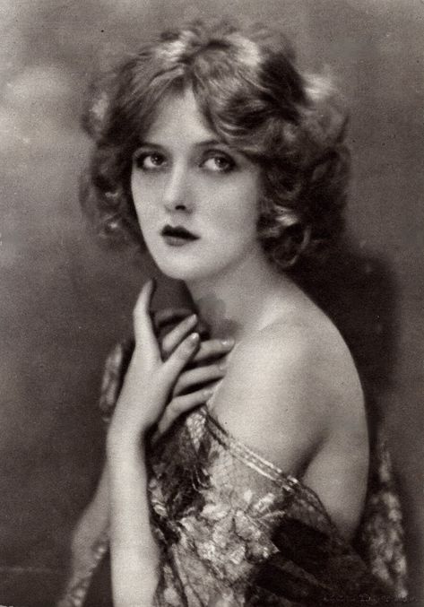 1920 Makeup, Ziegfeld Girls, Old Portraits, Film Actress, Stage Name, Vintage Portraits, Silent Film, Photo Reference, Vintage Photographs