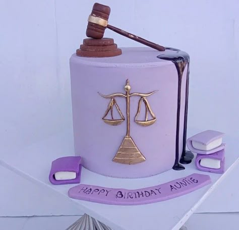 Law Graduation Cakes, Law Cake Ideas, Law School Graduation Cake, Ideas For Graduation Pictures, Simple Graduation Cakes, Lawyer Cake, Graduation Silhouette, Law Graduation, Law School Student