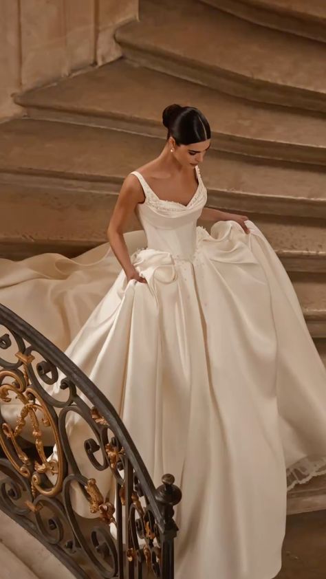 silk weddding dress Satin Bridal Gowns, Wedding Ideas Dresses, Pretty Wedding Dresses, Olivia Culpo, Princess Ball Gowns, Dream Wedding Ideas Dresses, Future Wedding Plans, Satin Wedding Dress, Dream Wedding Ideas