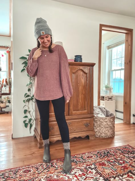 A brown haired woman wearing a pink shirt, carhartt hair, black leggings and green rain boots. Style Chelsea Rain Boots, Short Rainboots Outfit Leggings, Fall Rain Boots Outfits, Low Hunter Boots Outfit, Short Hunter Boots Outfit Fall, Chelsea Rain Boots Outfit Fall, Short Rainboots Outfit Fall, Womens Rain Boots Outfits, Rain Boot Outfit Winter