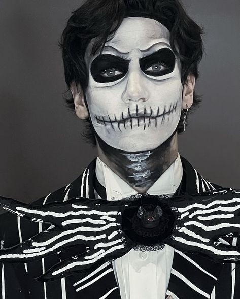 Guys Halloween Makeup, Jack Skellington Cosplay, Sally Makeup, Skeleton Face Paint, Halloween Deserts, Jack Y Sally, Halloween Costumes 2022, Jack Skellington Costume, Jack Skellington Faces