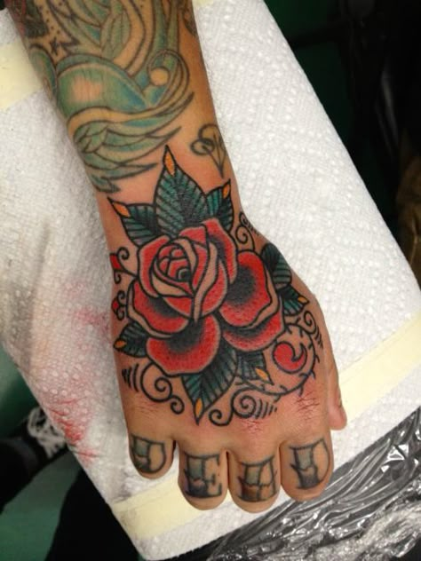 Traditional Rose Tattoo Sleeve, Traditional Rose Tattoo Men, Red Rose Hand Tattoo, Old School Hand Tattoo, American Traditional Hand Tattoos, Old School Flower Tattoo, Hand Rose Tattoo, Men Hand Tattoo, Back Of Hand Tattoos