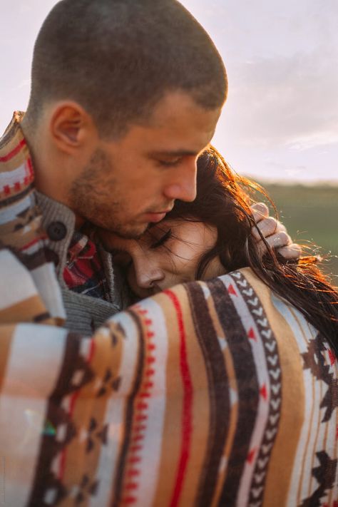 Couple Wrapped In Blanket, Couple In Blanket, Couples Blanket Pictures, Autumn Couple Photoshoot, Retro Shoot, Photoshoot Lights, Couple Blanket, Couples Stuff, Fall Couple Photos