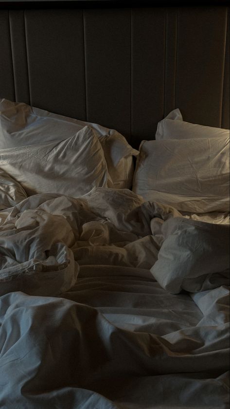 Close up of an unmade bed at a hotel Hotel Aesthetic Dark, Romantic Photography Bedroom, Messy Room Aesthetic, Hotel Interior Bedroom, Bedroom Aesthetic Dark, Bedding Hotel, Aesthetic Hotel, Hotel Bed Sheets, Messy Bedroom