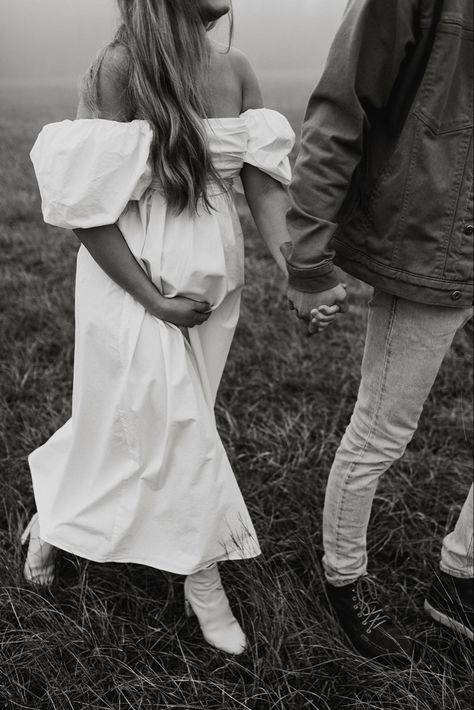 Editorial Family Maternity Shoot, Bump Photoshoot Outdoors, Indie Maternity Shoot, When To Take Maternity Photos, Maternity Pictures Vintage, Maternity Photos Inspiration, Cool Girl Maternity Shoot, Overcast Maternity Pictures, Maternity Photography Documentary