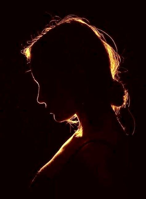 Backlit Photography Silhouettes, Fairy Light Self Portrait, Dark Background Portrait, Silhouette Shadow Photography, Back Lit Photography Portraits, Silohette Photoshoot Studio, Sillohuete Photography, Contrast Lighting Photography, Silohette Aesthetic Woman