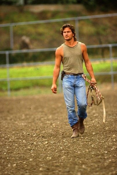 Patrick Swayze at home.. Outfit Ideas For Man, Patrick Swazey, Patrick Swayze Dirty Dancing, Lisa Niemi, Country Concert Outfit Ideas, Patrick Wayne, Concert Outfit Ideas, Concert Fashion, Patrick Swayze