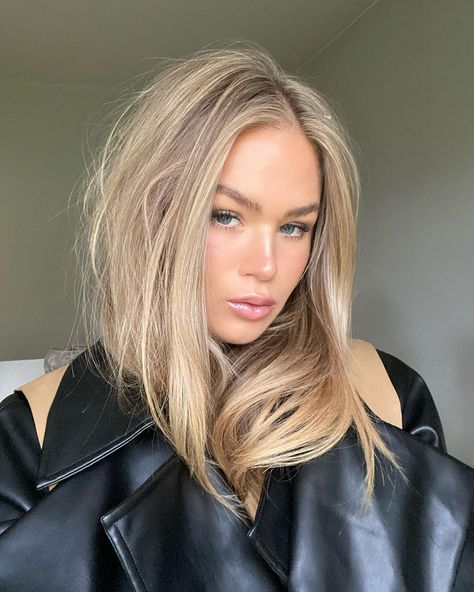 H A N N A SCHÖNBERG on Instagram: “hei heeei” Hannaschonberg Hair, Hanna Schonberg Hair, Hannah Schonberg Instagram, Hanna Schönberg Hair, Hannah Schonberg Hair, Blond Hair Pale Skin, Hannah Brown Hair, Hannah Schonberg, Christie Nicolaides