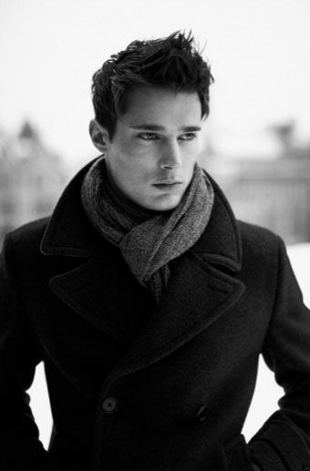 Ok, correct me if I'm wrong, but seriously, scarves are SO attractive on men. Men need more scarves. Simple Hairstyle For Boys, Finding Emo, Danny Schwarz, Men Scarf, Male Clothes, Ways To Wear A Scarf, Cold Weather Fashion, Sharp Dressed Man, How To Wear Scarves