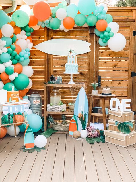 Surf Theme Party, Surfer Party, Surf Birthday Party, Theme Bapteme, Deco Surf, Surf Birthday, Surf Party, Boys 1st Birthday Party Ideas, Beach Birthday Party