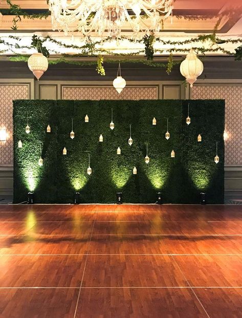 Green Background Stage Decorations, Stage Backdrop Ideas, Boxwood Wall, Boxwood Backdrop, Stage Backdrops, Photowall Ideas, Reception Stage Decor, Grass Backdrops, Coin Photo