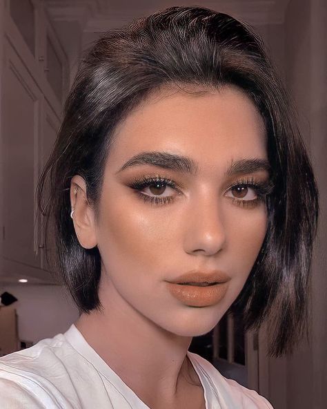 V Cut Hair, Short Brunette Hair, Rambut Brunette, Celebrity Short Hair, Trending Haircuts, Hair Transplant, Celebrity Makeup, Hairstyles Medium, Dua Lipa