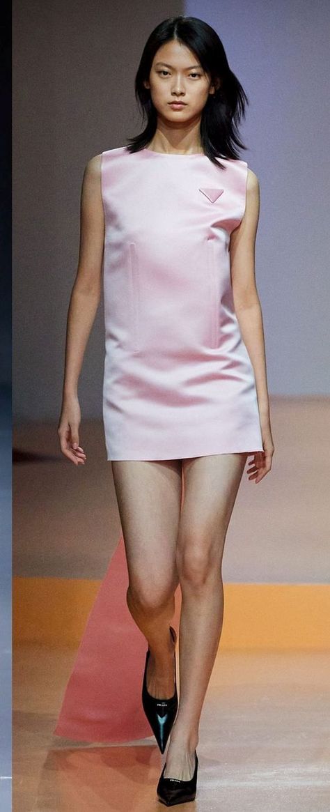 Prada Spring 2022 RTW Prada Dress Couture, Prada Dress Casual, Prada 2020, Best Clothing Brands, Prada Mini, Prada Dress, Ss 2024, Prada Spring, Runway Model