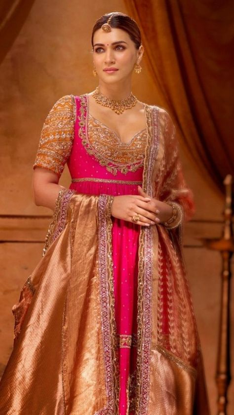 Kriti Sanon Lehenga, Beautiful Lehengas, Manish Malhotra Lehenga, Expensive Outfits, Stylish Drapes, Heavy Lehenga, Orange Lehenga, Stylish Ponytail, White Lehenga