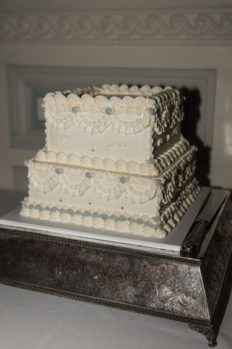 Two tier square retro wedding cake with white and blue icing for city wedding Three Tier Vintage Wedding Cake, Retro Wedding Cakes Vintage, Kitsch Wedding Cake, Square Vintage Cake, Four Tier Wedding Cakes, Twilight Wedding Ceremony, Fitzrovia Chapel, French Wedding Cake, Retro Wedding Cake