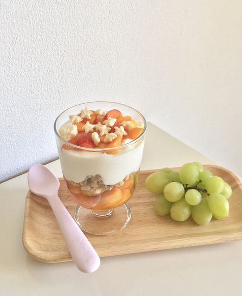 Yogurt Parfait Aesthetic, Parfait Aesthetic, Healthy Meal Portions, Aesthetic Yogurt, Healthy Plates, Healthy Plate, Yogurt Parfait, Lunch Box Recipes, Food Videos Desserts