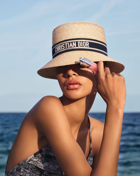 Bask in the French Riviera sun with Dior’s summer makeup collection focused on glowing golden hues. #Dior #Diorbeauty #ss23 Dior Straw Hat, Dior Hat Outfit, Amalfi Fashion, Dior Summer 2023, Summer 2023 Makeup, Dior Riviera, Dior Beach, Dior Photoshoot, Dior Summer