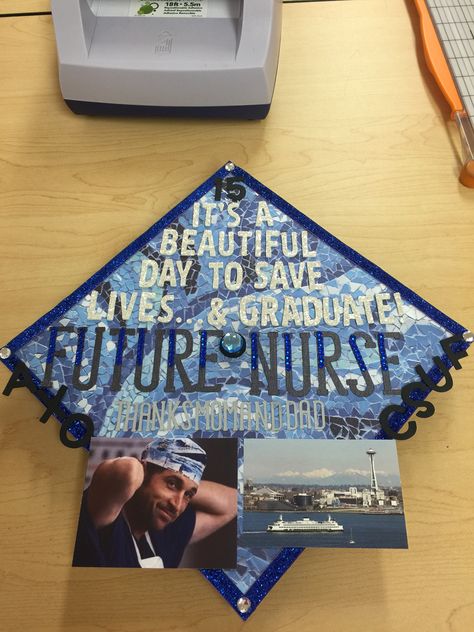 Greys Anatomy grad cap Graduation Cap Designs Future Doctor, Greys Anatomy Caps Graduation, Greys Anatomy Graduation Cap Ideas, Greys Anatomy Grad Cap, Graduation Cap Designs Greys Anatomy, Greys Anatomy Graduation Cap, High School Graduation Cap Designs, Graduation Cap Decoration Nursing, Creative Graduation Caps