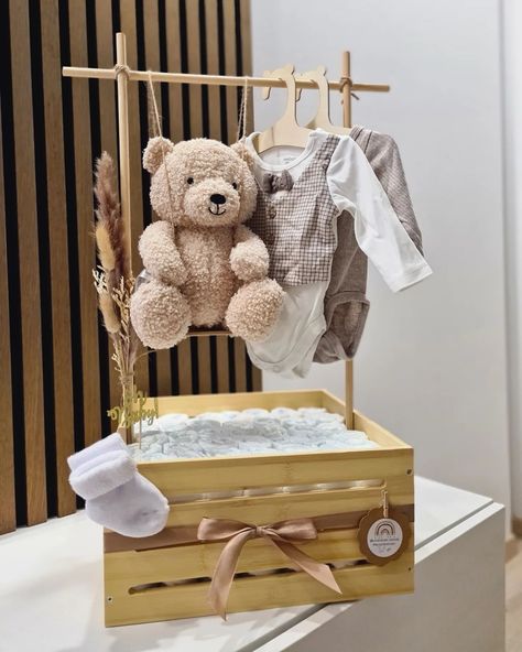 Babygarderobe - ein außergewöhnliches Geschenk zur Geburt oder Babyparty 🤍 Die Babygarderobe wird aus einer stabilen Holzkiste hergestellt. In der Kiste befindet sich viel Platz für Geschenke oder Windeln. Die Kleidung kann mit den süßen Babybügeln auf die Stange gehangen werden 🤍 • Babygarderobe - ohne Inhalt                                • Babygarderobe - mit Windeln                          • Babygarderobe - mit Füllung                                Inhalt Füllung:  • Pflegetücher •... Baby Shower Box, Baby Shower Gift Box, Idee Babyshower, Baby Shower Baskets, Baby Shower Deco, Baby Shower Gift Basket, Diy Baby Shower Gifts, Cadeau Baby Shower, Diy Baby Gifts