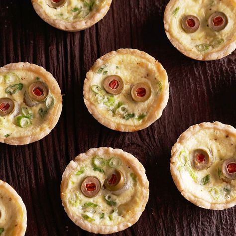 Creepy red eyes (olives) make these zombie quiches the perfect party appetizer: http://www.bhg.com/halloween/recipes/halloween-recipe-ideas/?socsrc=bhgpin082114eyeballquiche&page=2 Halloween Party Menu, Quiche Cups, Canapes Faciles, Halloween Finger Foods, Halloween Appetizers Easy, Brunch Appetizers, Halloween Party Appetizers, Easy Appetizers, Halloween Appetizers