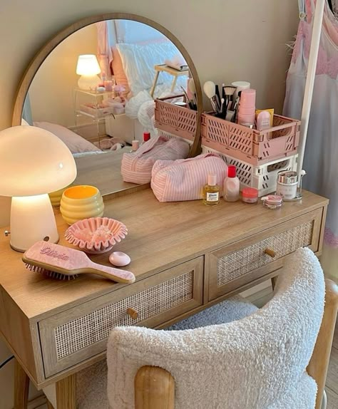 desk set up / desk organization / desk aesthetic / white desk set up / minimalist desk set up Bedroom Pink, Dekorasi Kamar Tidur, Casa Vintage, Inspiration Aesthetic, Room Makeover Bedroom, Dream Room Inspiration, Pink Room, Room Makeover Inspiration, Aesthetic Pink