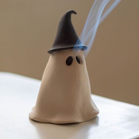 Cute DIY idea for a ghost incense burner with a witch hat! Easy diy, made of clay. Ghost Incense Holder, Air Clay Halloween, Ceramic Halloween Ideas, Witch Ceramics, Halloween Air Dry Clay Ideas, Clay Ideas Halloween, Halloween Ceramics Ideas, Incense Burner Diy, Air Dry Clay Halloween