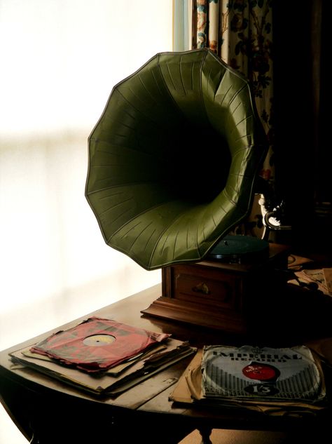 1908 gramaphone, remember 78's?  Hanbury Hall, Worcestershire | Flickr - Photo Sharing! The Legend Of Sleepy Hollow, The Shape Of Water, Casa Vintage, Bioshock, Arte Pop, Record Player, Clue, Green And Brown, Bean Bag Chair