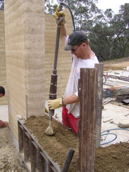 Rammed Earth Construction, Modern Eco House, Zero Energy House, Rammed Earth Homes, Eco House Design, Earth Bag Homes, Earth Projects, Eco Buildings, Rammed Earth Wall