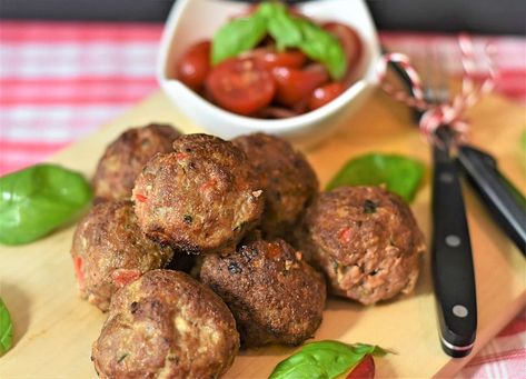 Making pasta? Why not toss in some delicious meatballs with our Copycat Carrabba's Meatballs Recipe! Taste the delicious ground pork, meat, and veal meat. Sausage Cheese Balls, Baked Chicken Meatballs, Bake Chicken, Cheesy Chicken Broccoli, Broiled Chicken, Haitian Food Recipes, Pork Meatballs, Meatballs Easy, Homemade Meatballs