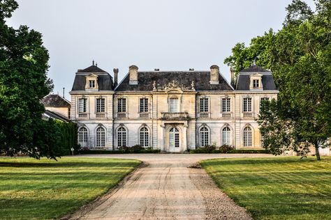 French Countryside Chateau French Chateau Exterior, Chateau Exterior, Small Chateau, French Chateau Style Homes, French Chateau Homes, Manor Aesthetic, Classic Mansion, French Mansion, French Palace