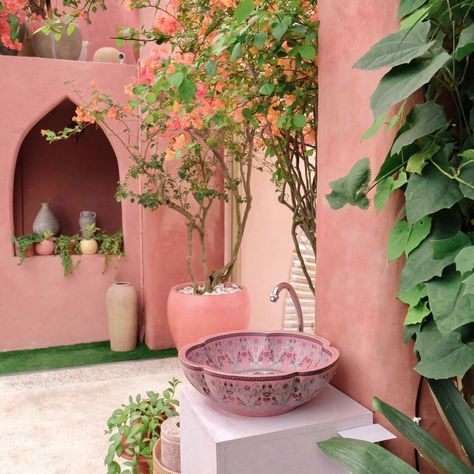 Pink Mediterranean Aesthetic, Moroccan Backyard, Moroccan Patio Ideas, Moroccan Garden Ideas, Marrocan Interiors, Aesthetic Rooms Ideas, Moroccan Patio, Wallpaper Bedroom Aesthetic, Aesthetic Bedroom Design