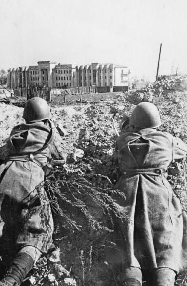 Soviet State Bank in Stalingrad Center, near the Volga, before it was damaged. Eastern Front Ww2, Battle Of Stalingrad, Ww2 Photos, Ww2 History, American Soldier, Wwii Photos, German Soldiers Ww2, Soviet Army, World Wars