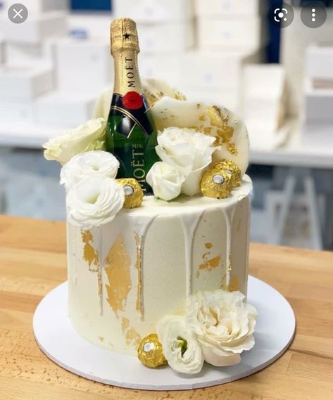 Mimosa Cake Design, Champagne Cake Decoration, Moet Birthday Cake, Moet Cake, Gold 30th Birthday Cake, Champagne Cake Design, Champagne Cake Recipe, Prosecco Cake, White And Gold Cake