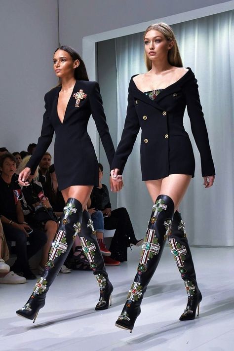 Fashion Week | Binx Walton & Gigi Hadid for VERSACE SS18🖤🖤 | Facebook Gigi 2, Diary Of A Model, Boss Ladies, Model Runway, Runway Fashion Couture, Runway Outfits, Model Lifestyle, Gorgeous Outfits, Model Inspo