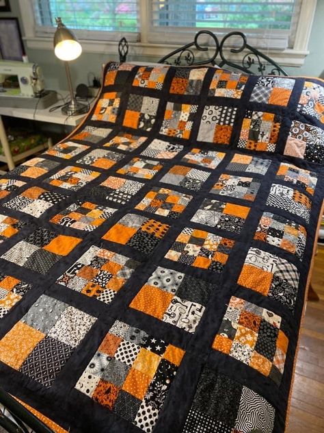 Colchas Quilting, Halloween Sewing Projects, Halloween Quilt Patterns, Fall Quilt Patterns, Quilting Designs Patterns, Quilted Table Runners Patterns, Scrappy Quilt Patterns, Quilt Sewing Patterns, Quilt Square Patterns