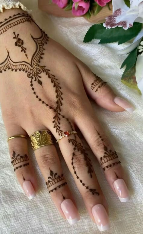 Beautiful Simple Mehndi Design, Henne Tattoo, Ramadan Design, Listening Device, Cute Henna Designs, School Bully, American Traditional Tattoos, Henna Inspired Tattoos, Finger Henna Designs