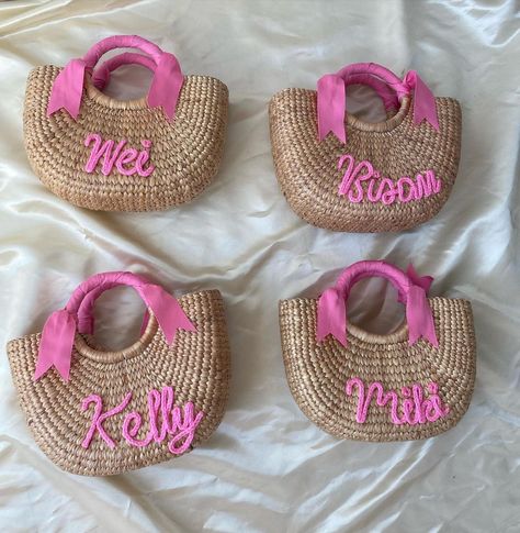 BOHOPeach™️ | Bridesmaid Gifts on Instagram: “Our Bride Team 💖💕 / Link in bio to shop (Bag / Mia Bag ) #BOHOPeachHandmade #bpbridesmaidbag _______________________________________…” Bachelorette Gift Bags, Barbie Bachelorette, Beach Bag Gift, Personalized Beach Bags, Paper Party Bags, Hen Party Bags, Bridal Squad, Unique Name, Beach Bachelorette