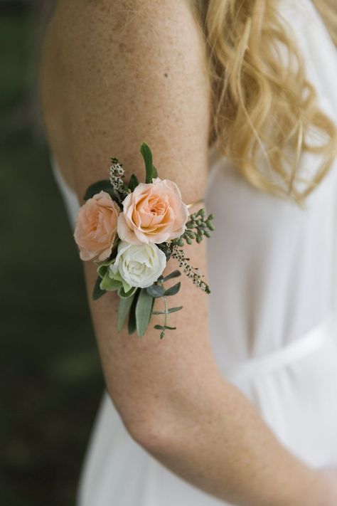 Arm Corsage Prom, Arm Corsage, Wedding Coursage, Hand Corsage, Flower Bracelet Diy, Arm Band Jewelry, Martha Stewart Wedding, Diy Wrist Corsage, Wearable Flowers