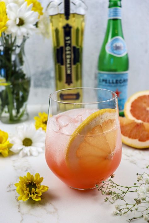 Elderflower Grapefruit Spritzer ~ Rhubarb & Lavender Grapefruit Juice Recipe, Elderflower Cocktail, Spritzer Recipes, Light Drinks, Elderflower Cordial, Wine Spritzer, Floral Cocktails, Alcoholic Cocktails, Grapefruit Juice