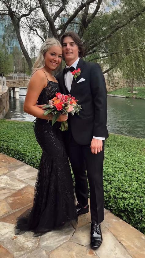 Prom Bouquet, Prom Dress Black, Prom Couples, Prom Poses, Modest Prom, Tulle Evening Dress, Prom Flowers, Wedding Dresses With Flowers, Wedding Flower Girl Dresses