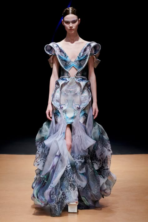 Iris Van Herpen Couture, Iris Van Herpen, Spring Couture, Fashion Gowns, New Classic, School Fashion, Beautiful Gowns, Hunger Games, Couture Fashion