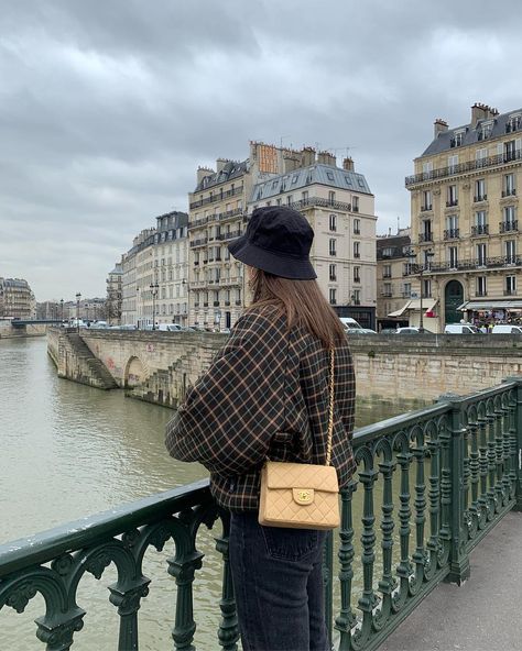 Paris Dream, Paris Vibes, Cooler Style, 사진 촬영 포즈, Paris Aesthetic, Living In Paris, Parisian Chic, City Aesthetic, City Girl