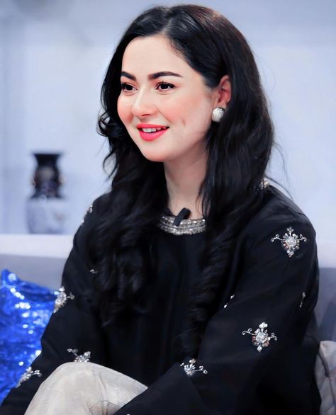 Black Dress Dp, Haniya Amir, Best Fb Profile Pic, Hania Aamir, Pakistani Beauty, Frames Design, Sajid Khan, Boss Style, Girl Dps